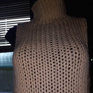 Knit Sleeve-less Sweater